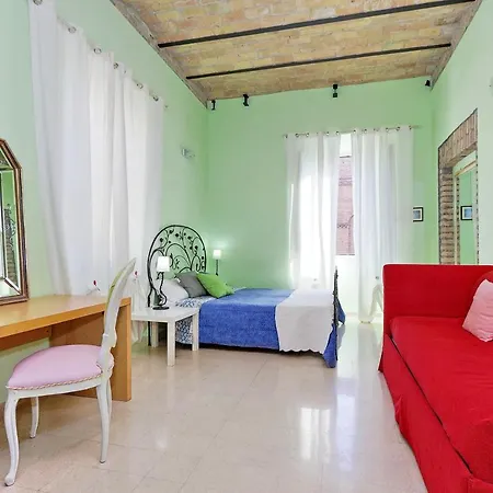 Vintage 4 Bedrooms 20' Colosseum *