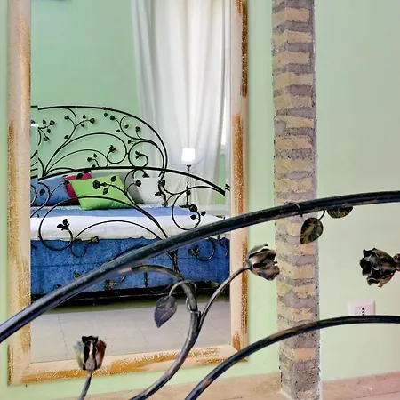 Vintage 4 Bedrooms 20' Colosseum