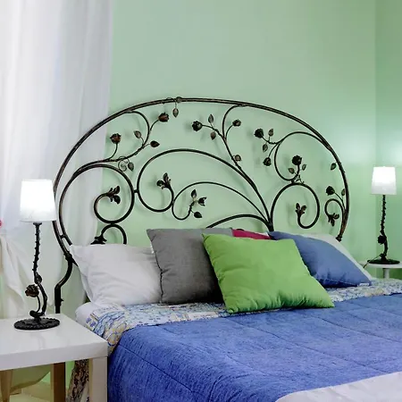 Vintage 4 Bedrooms 20' Colosseum